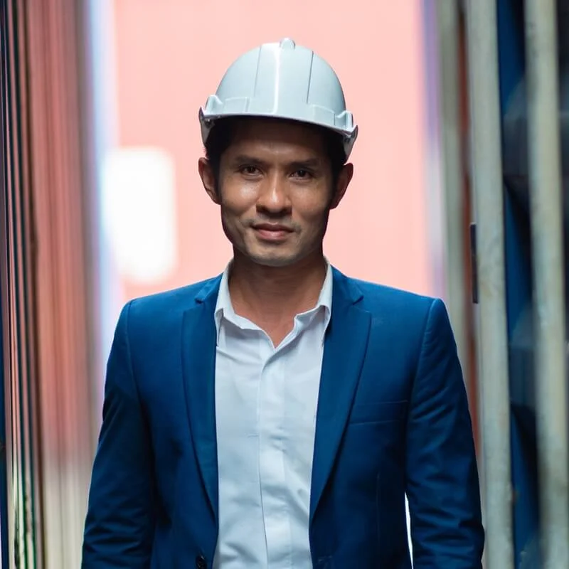 portrait-of-foreman-worker-standing-at-container-c-6VKQJPX